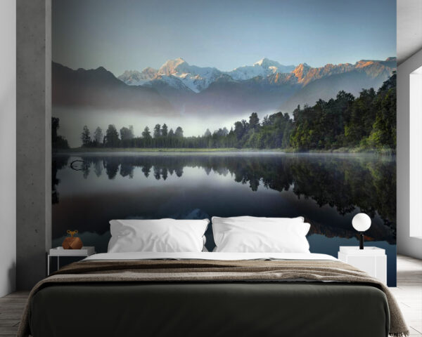 Fototapeta Jezioro z drzewami i górami w tle