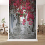 Fototapeta Bougainvillea rozjaśnia wąską alejkę.