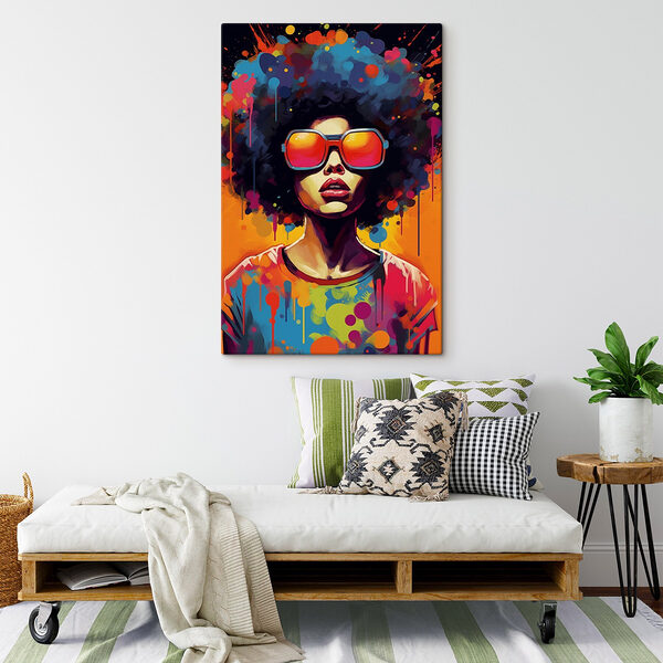 Kobieta z dużym afro w okularach przeciwsłonecznych Obraz Kobieta z dużym afro w okularach przeciwsłonecznych